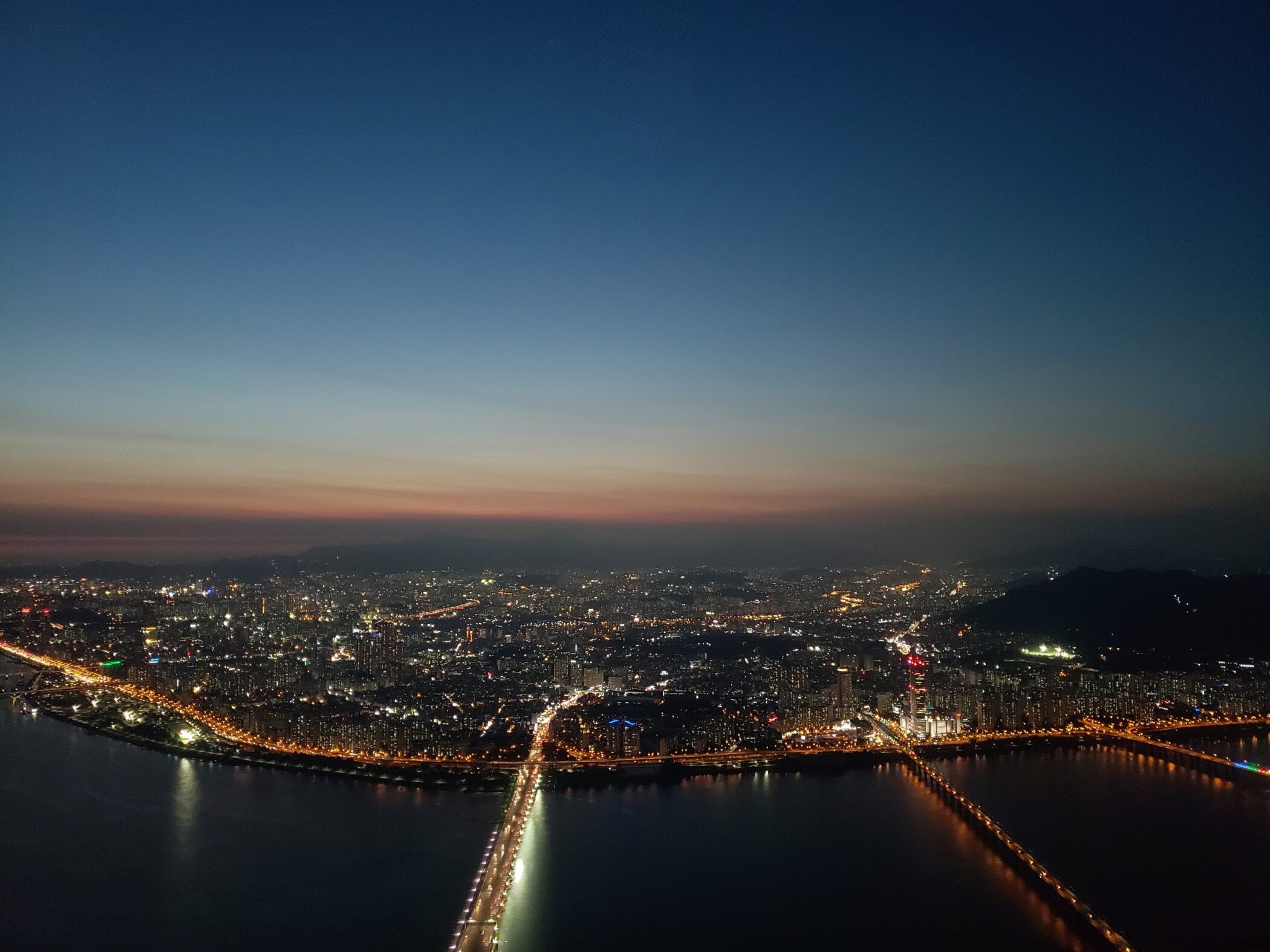 Picture of Seoul's night skyline and Han River